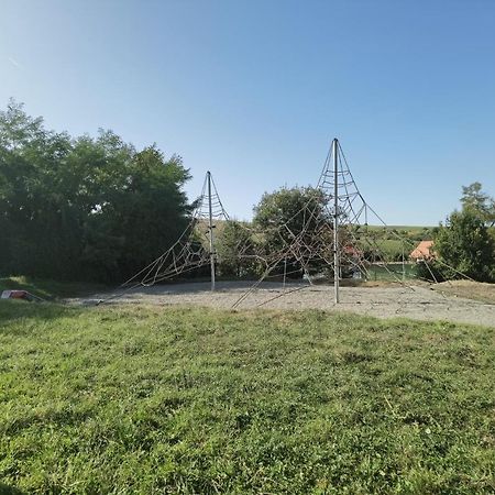 Kinderuni Bekokten Barcut Exterior foto